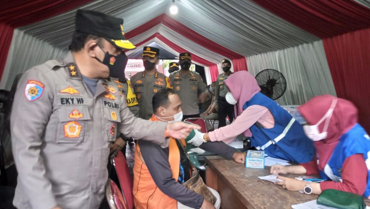 Wairwasum Mabes Polri, Irjen Pol Eky Hery Festyanto meninjau Pos Pengamanan dan vaksinasi di Taman Bungkul, Senin, 9 Mei 2022. (Foto: Dok. Polrestabes Surabaya)