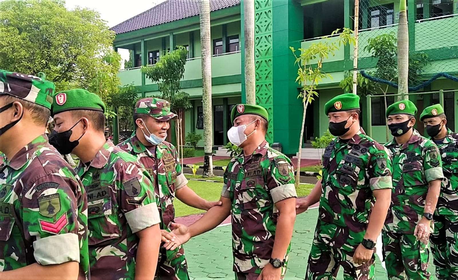 Anggota Kodim 0813 Bojonegoro menggelar halal bihalal di Lapangan Kodim Bojonegoro, pada Senin 9 Mei 2022. (Foto: Dok. Humas Kodim Bojonegoro)