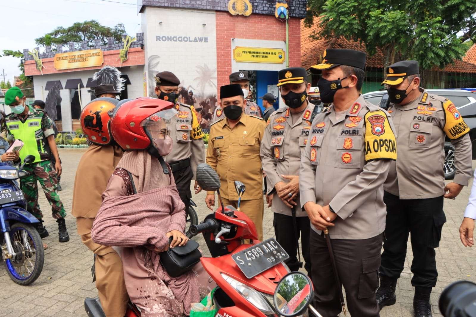 Kapolda Jatim Irjen Pol Nico Afinta didampingi Kapolres dan Wabup Tuban, memantau arus lalu lintas di kawasan Pos Terpadu Jalur Pantura Tuban. (Foto: Khoirul Huda/Ngopibareng.id)