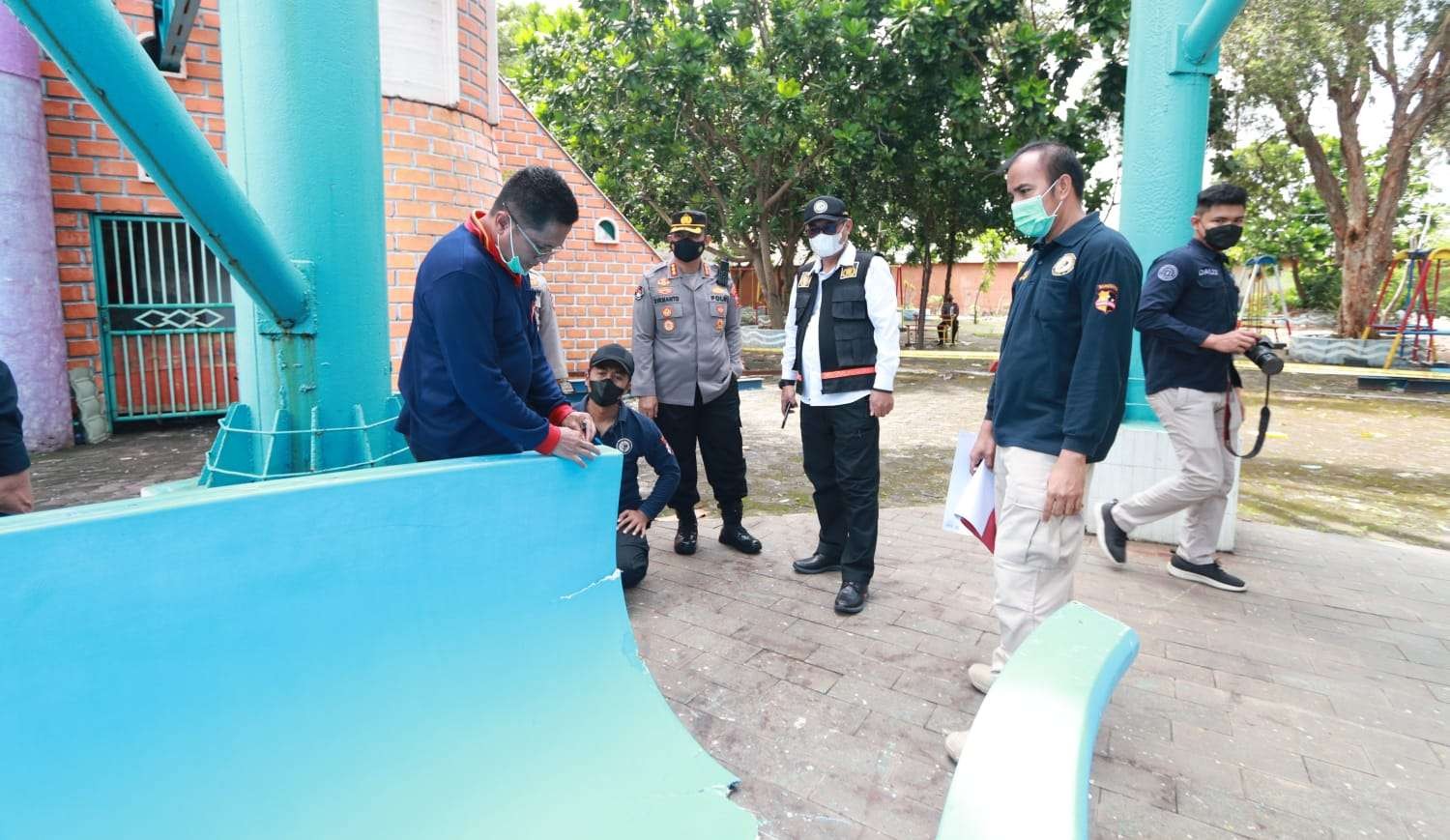 Tim Labfor Polda Jatim melakukan investigasi di TKP ambruknya seluncuran atau perosotan kolam renang Kenjeran Park (Kenpark), Surabaya, Senin 9 Mei 2022. (Foto: Istimewa)