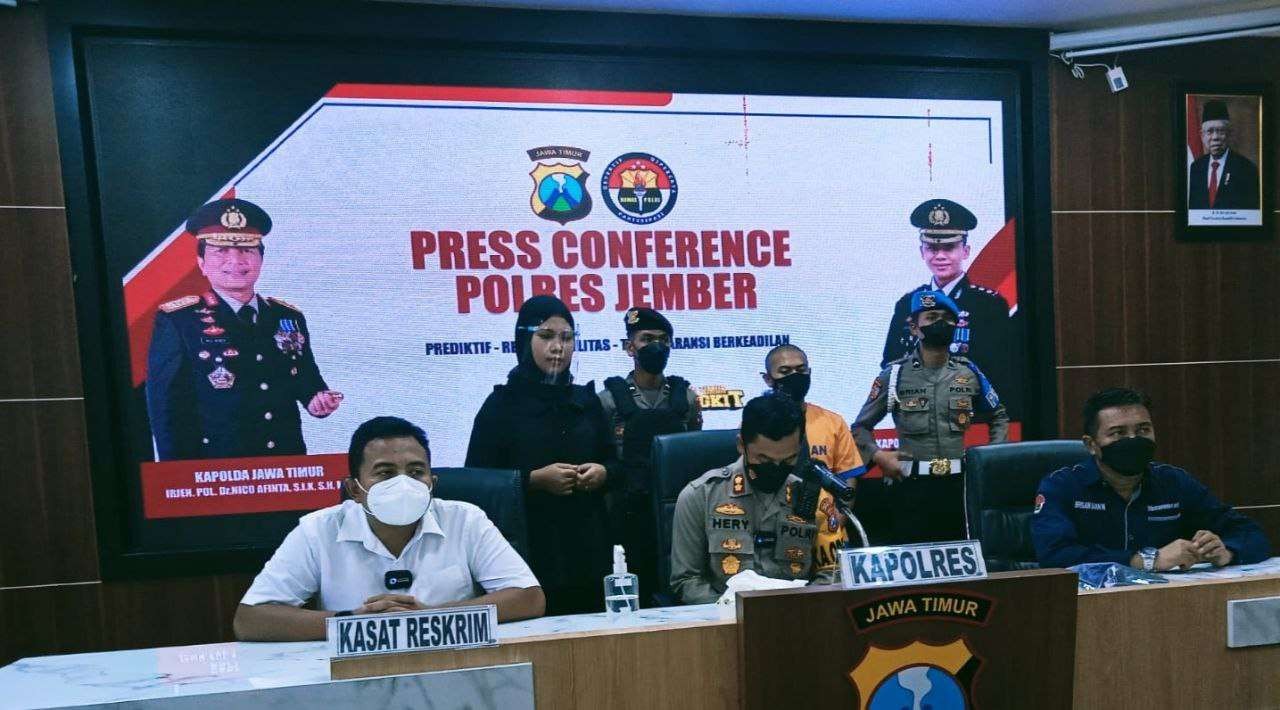 Kapolres Jember AKBP Hery Purnomo memaparkan kasus penganiayaan yang menyebabkan karyawan Lippo Mall Jember tewas. (Foto: Rusdi/Ngopibareng.id)