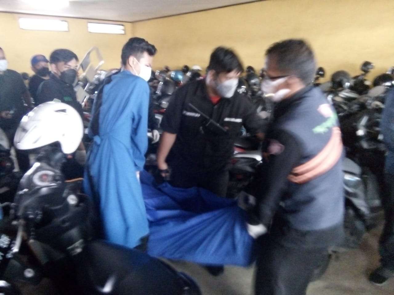 Proses evakuasi jenazah yang meninggal di dalam kamar kos harian. (Foto: istimewa)