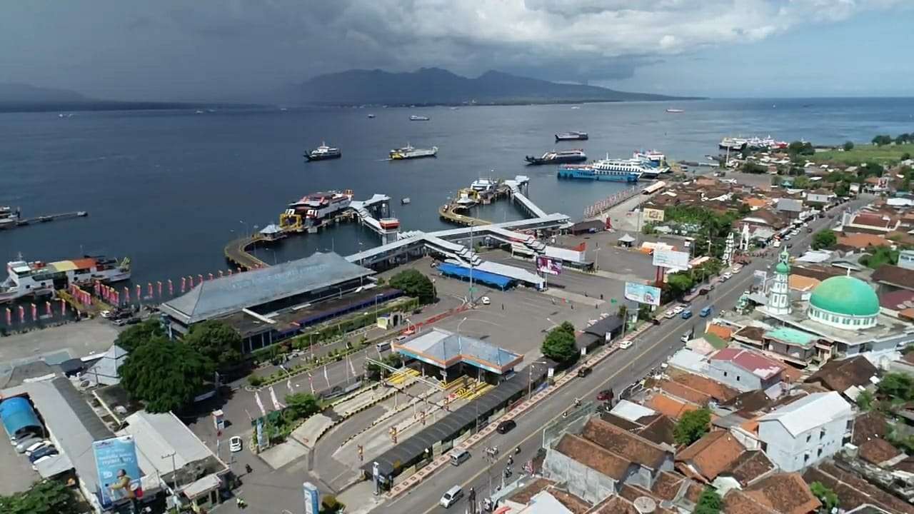 Situasi Pelabuhan Penyeberangan Ketapang, Banyuwangi pada Seni siang (foto: istimewa)