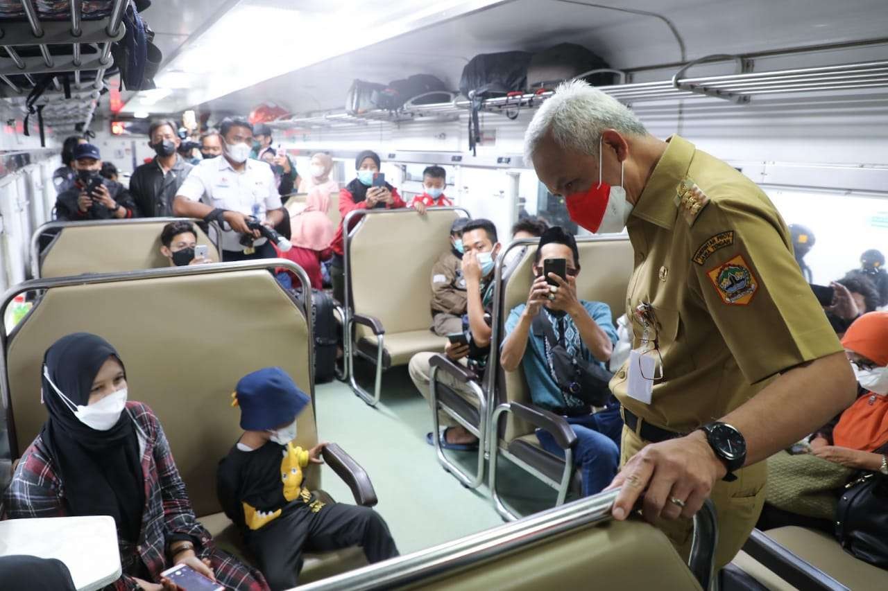 Gubernur Jawa Tengah Ganjar Pranowo saat sidak di Stasiun Poncol Semarang, Senin 9 Mei 2022. (Foto: Istimewa)