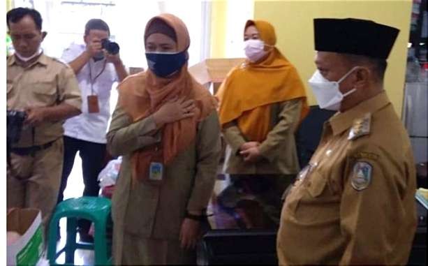 Bupati Situbondo, Karna Suswandi sidak kehadiran ASN pada sejumlah OPD, di hari pertama kerja usai libur Lebaran 2022, Senin 9 Mei 2022. (Foto: Diskominfosan Situbondo)