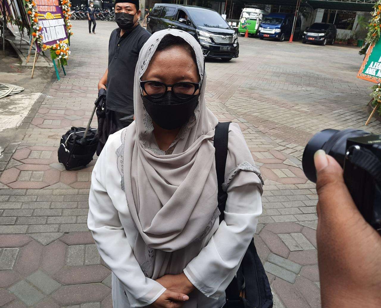 Alissa Wahid, putri Gus Dur, mewakili keluarga besarnya takziah ke Jombang untuk mengikuti prosesi pemakaman Lily Wahid. (Foto: Rizqi Mutqiyyah/Ngopibareng.id)