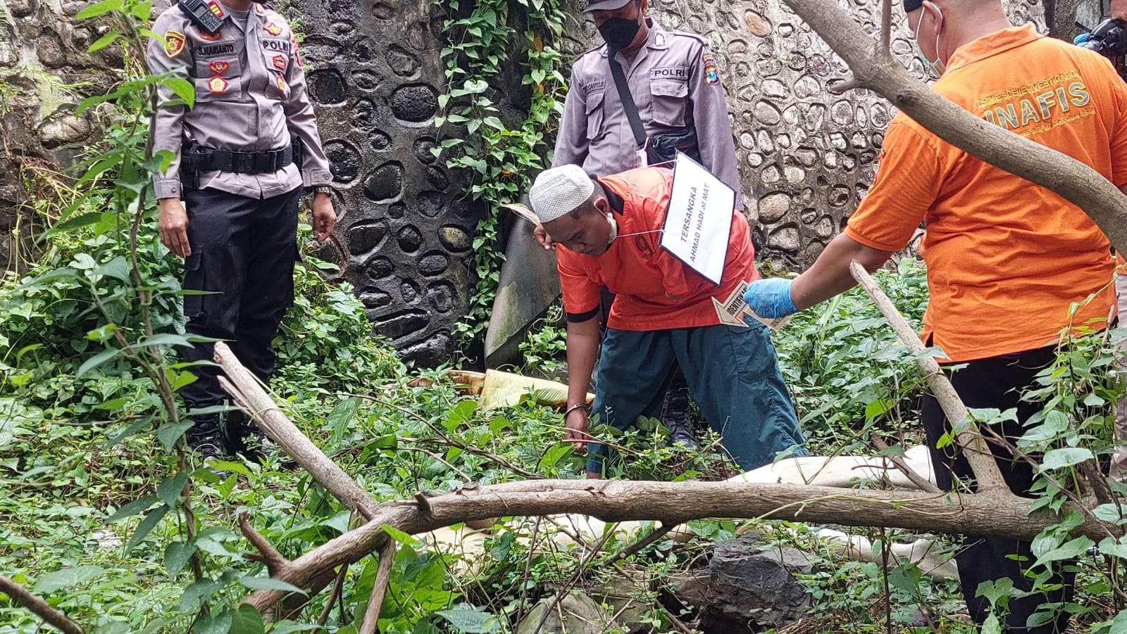 Rekonstruksi penganiayaan nenek yang dilakukan cucu keponakan di Desa Legundi, Kecamatan Bantaran, Kabupaten Probolinggo, Selasa 10 Mei 2022. (Foto: Ikhsan Mahmudi/Ngopibareng.id)