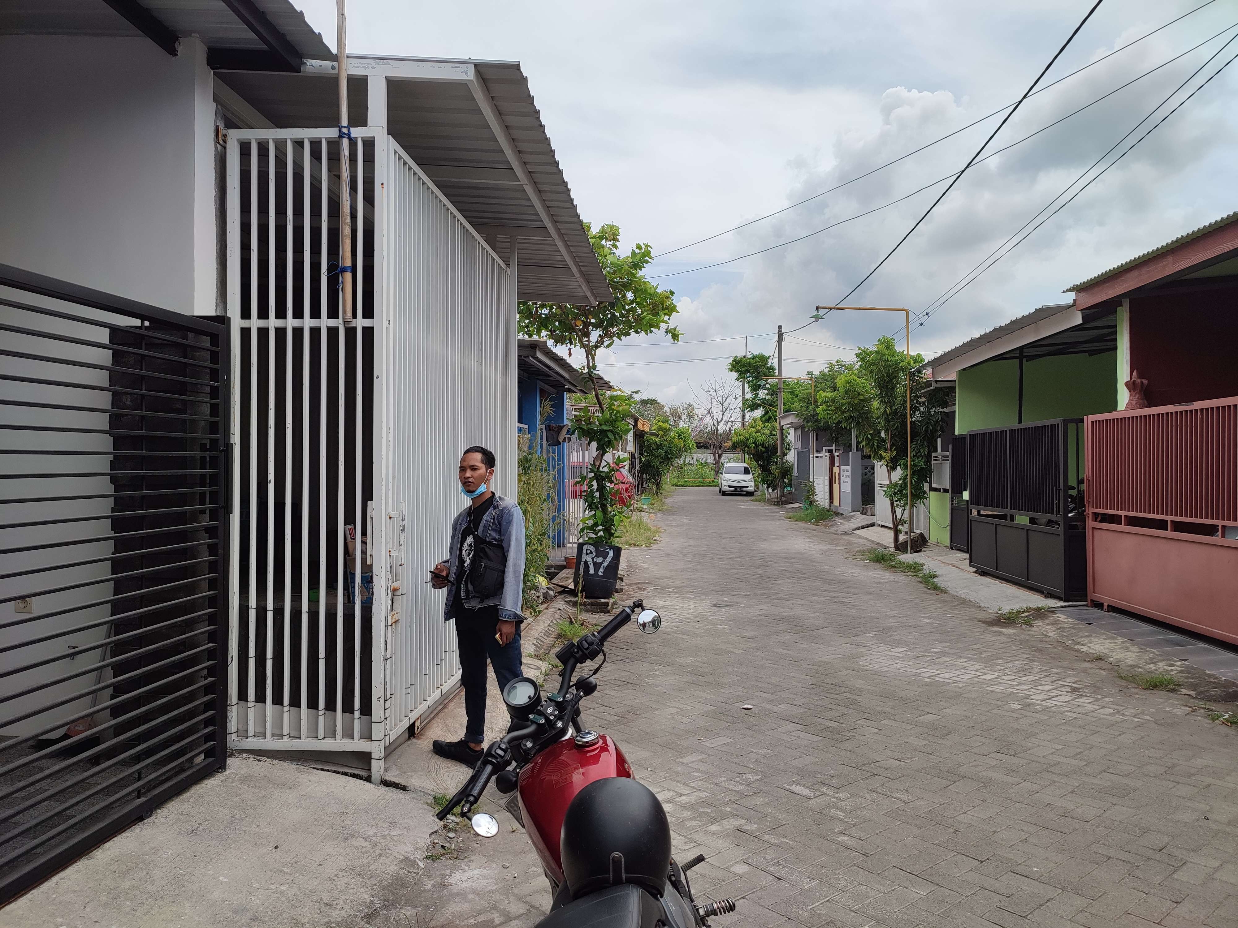 Pagar besi warna putih TKP rumah korban yang disatroni tetangga.(Foto: Deni Lukmantara/Ngopibareng.id)