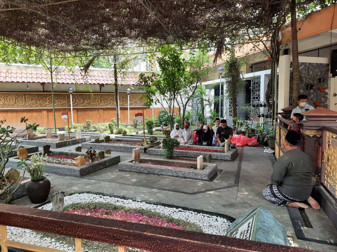 Warga masih bisa memasuki area makam Gus Dur dan keluarganya di Ponpes Tebuireng, Jombang, Selasa 10 Mei 2022. Mereka memanjatkan doa secara khusyuk. (Foto: Rizqi Mutqiyyah/Ngopibareng.id)