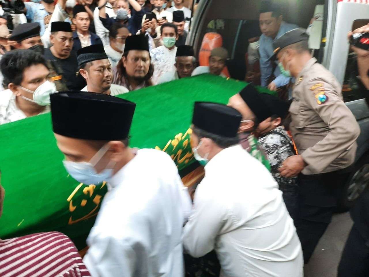 Jenazah Lily Wahid saat tiba di Ponpes Tebu Ireng, Jombang. (Foto: Rizky Mutiyah/Ngopibareng.id)