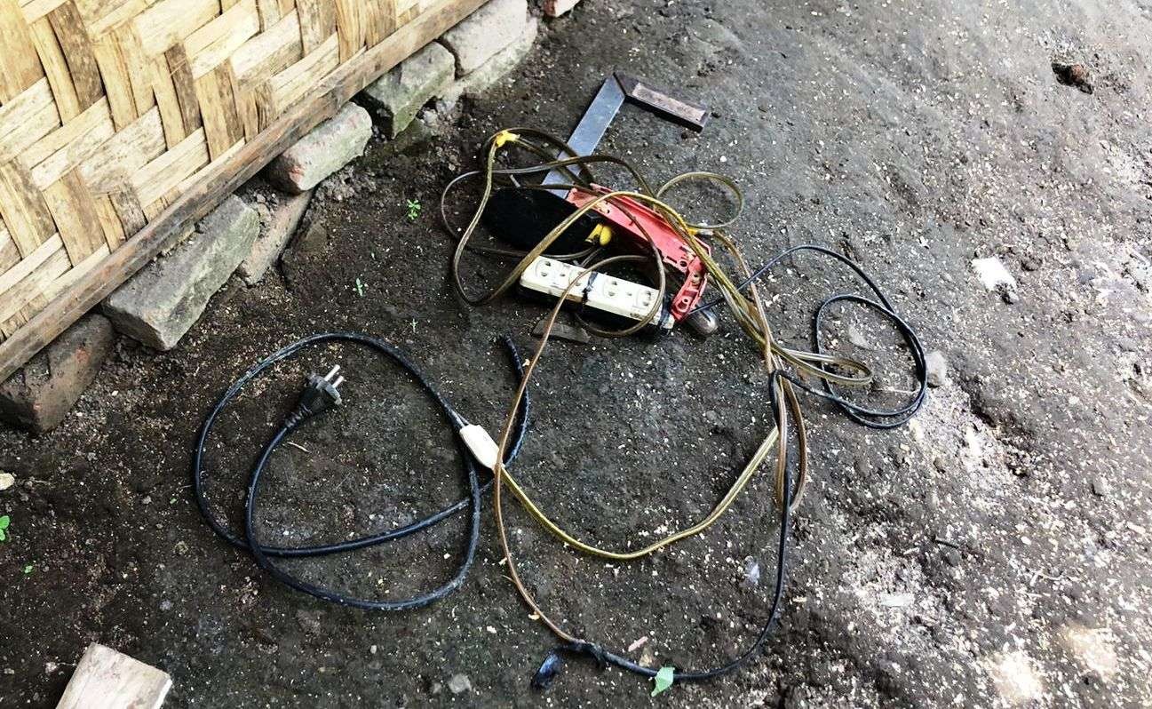 Kabel mesin ketam yang penuh tambalan lakban. (Foto: Istimewa)