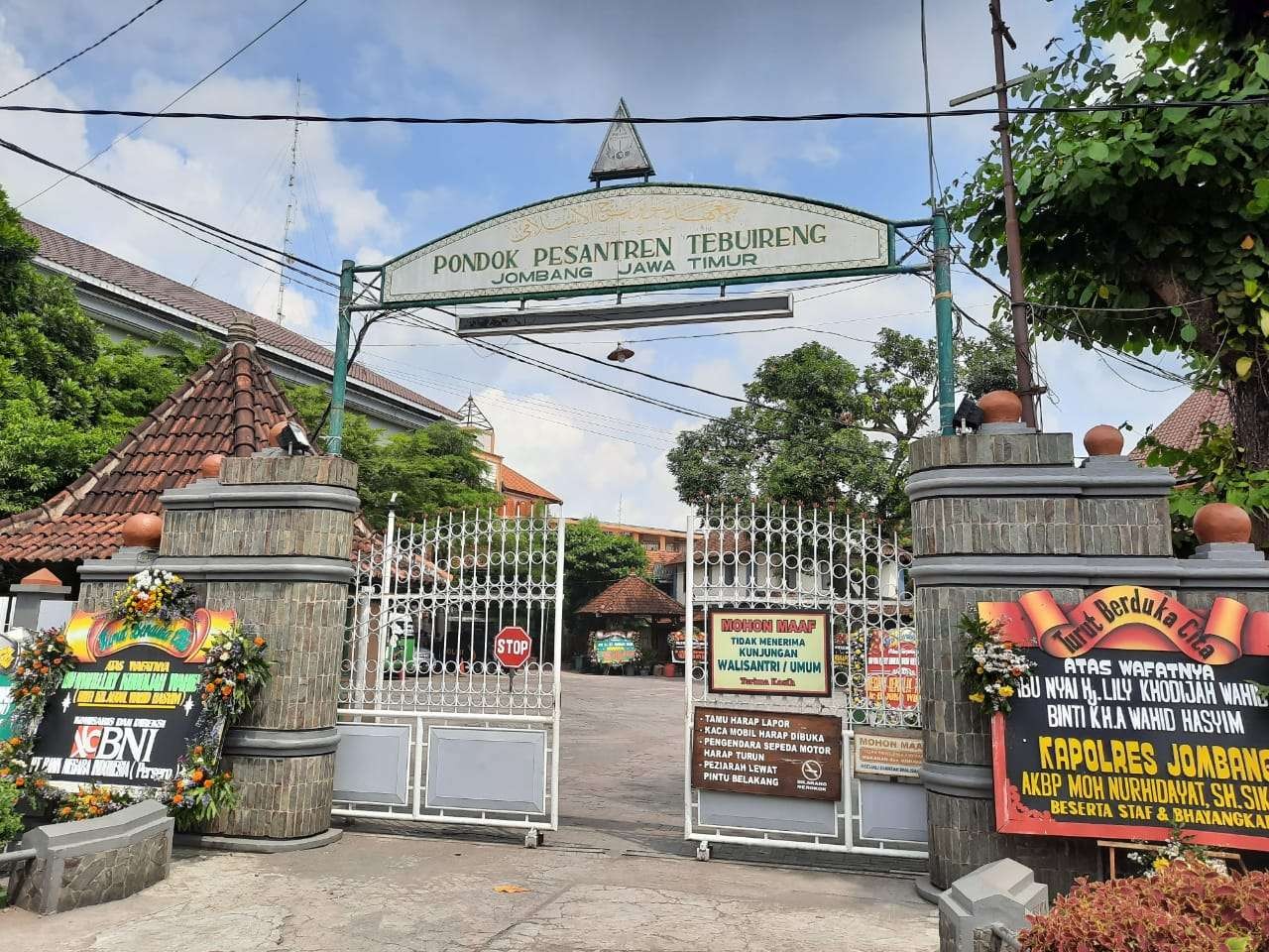 Karangan bunga duka cita untuk almarhumah Lily Wahid memenuhi jalan protokol di kawasan Pondok Pesantren (Ponpes) Tebuireng, Jalan Irian Jaya No.10, Cukir, Kecamatan Diwek, Kabupaten Jombang, Jawa Timur. (Foto: Rizqi Mutqiyyah/Ngopibareng.id)