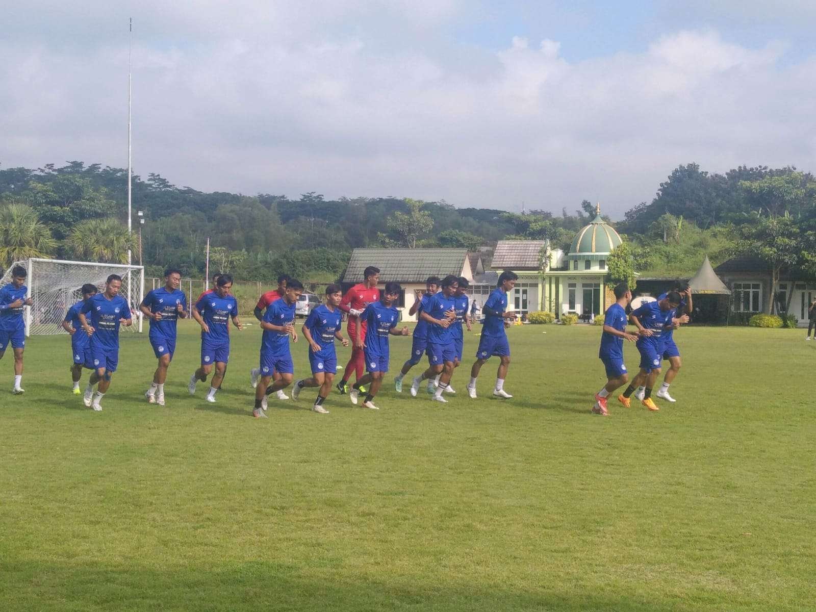 Latihan perdana Arema FC di Lapangan Universitas Brawijaya, Malang, Jawa Timur. (Foto: Lalu Theo/Ngopibareng.id)