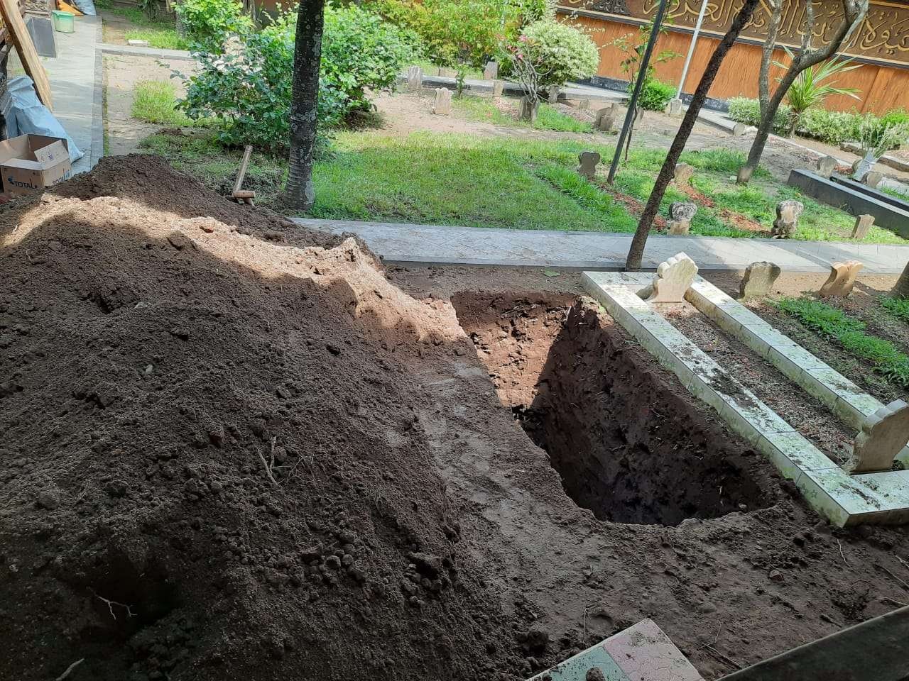 Liang lahat untuk jenazah Lily Wahid di kompleks pemakaman Gus Dur,  Irian Jaya Tebuireng No.10, Cukir, Kec. Diwek, Kabupaten Jombang. (Foto: Rizqi Mutqiyyah/Ngopibareng.id)