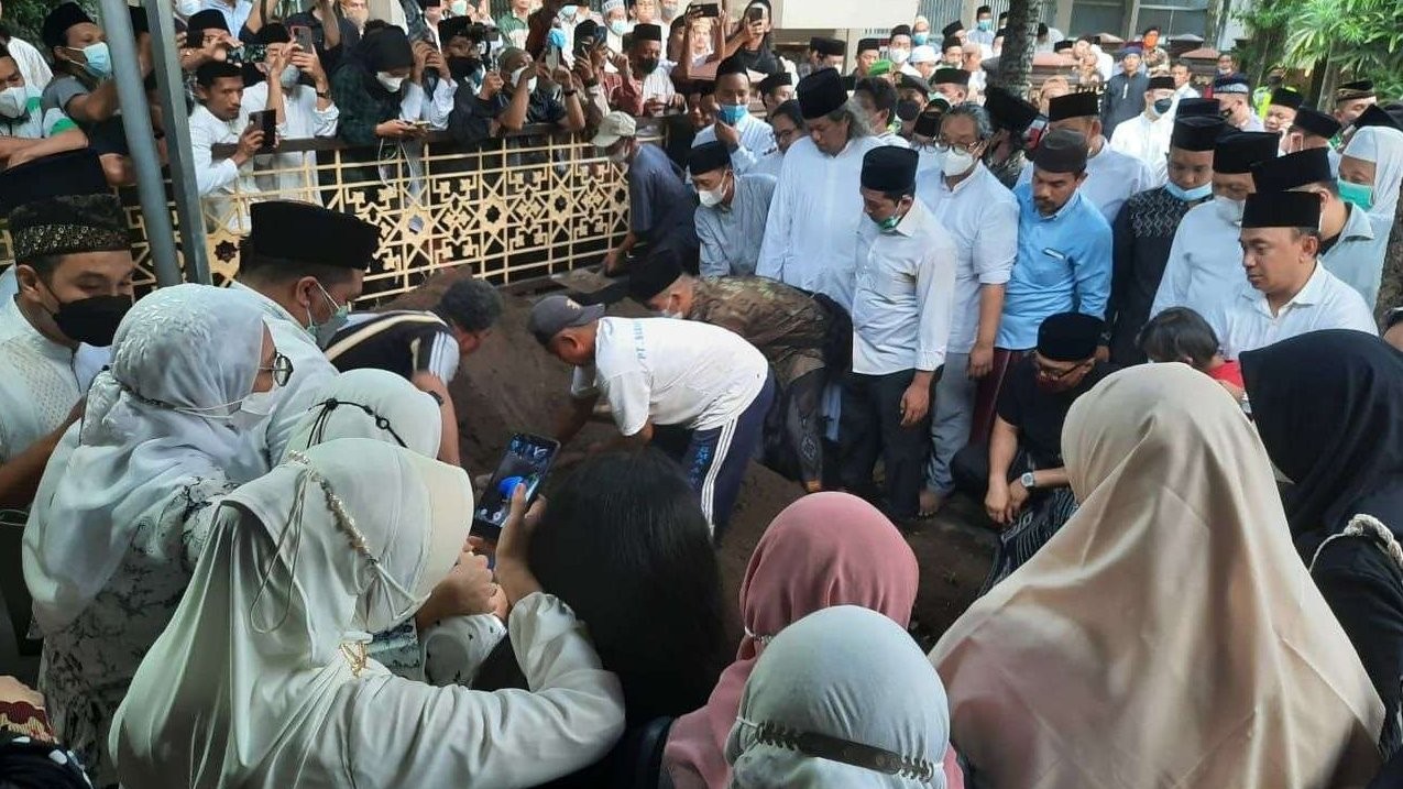 Jenazah Lily Wahid dimakamkan setelah disalatkan di masjid induk di dalam lingkungan Pondok Pesantren Tebu Ireng, Jombang, Selasa 10 Mei 2022. (Foto: Rizki Muttqiyah/Ngopibareng.id)