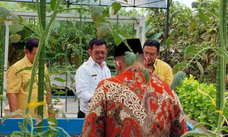 Menteri Pertanian Syahrul Yasin Limpo (tengah) kunjungan kerja ke Kabupaten Gresik, Jatim, Selasa 10 Mei 2022. (Foto: Antara/Abdul Malik Ibrahim)