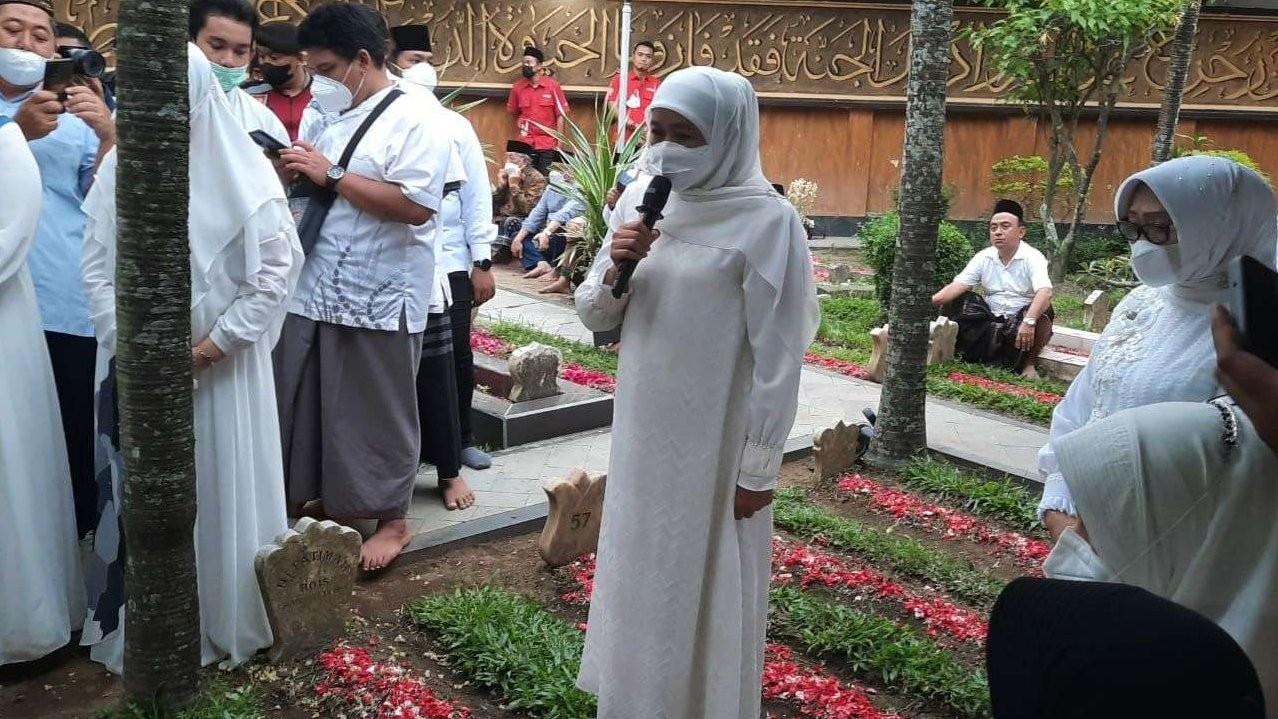 Gubernur Jawa Timur, Khofifah Indar Parawanca mengingat percakapan terakhir dengan mendiang Lily Wahid via Whatsapp. (Foto: Rizki Mutqiyyah/Ngopibareng.id)