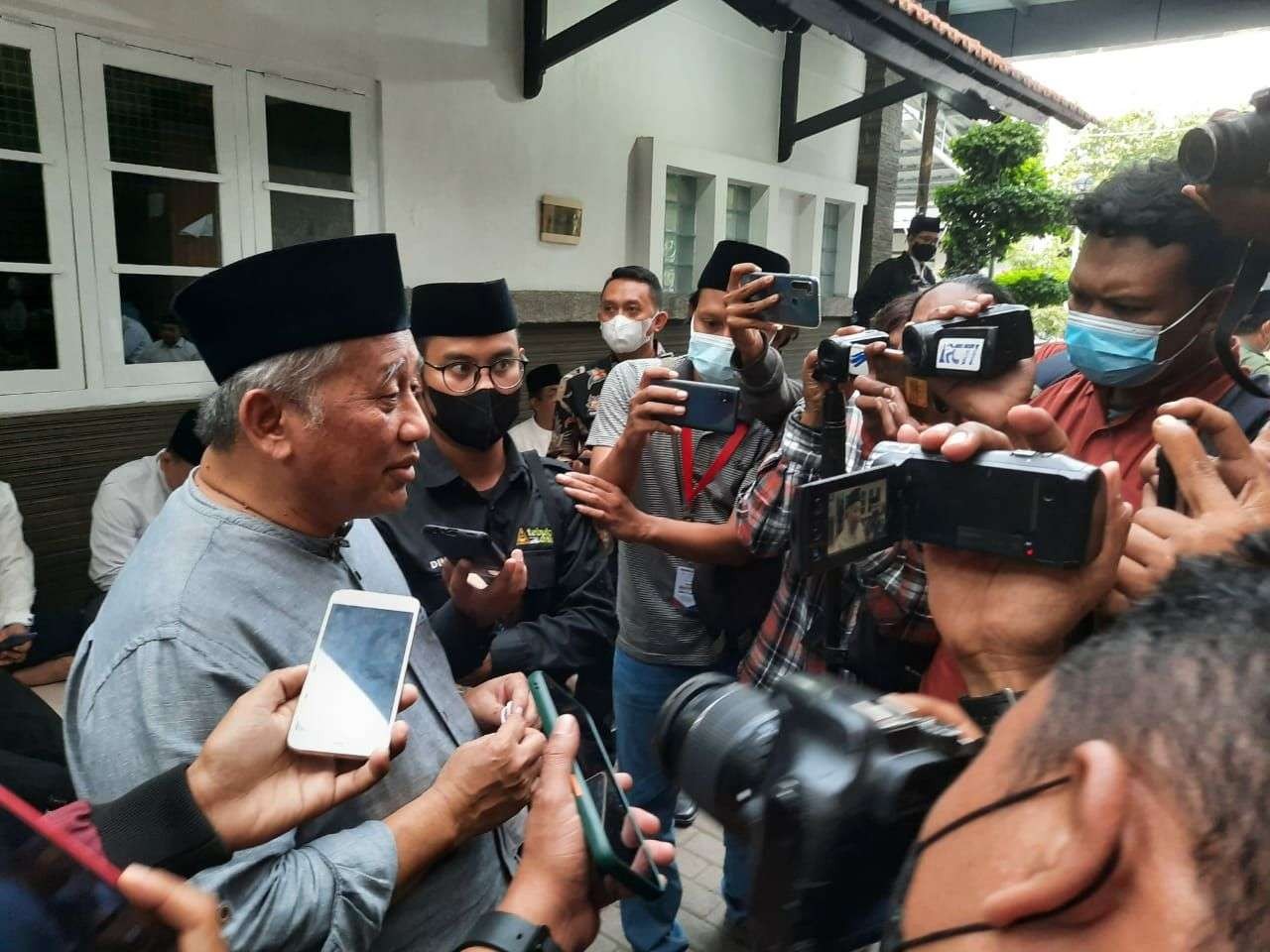 Meninggalnya adik mendiang Presiden ke-4 Abdurrahman Wahid, Lily Wahid, membawa duka bagi mantan Menteri Pendidikan Indonesia, Mohammad Nuh. M Nuh. (Foto: Rizky Mutqiyyah/Ngopibareng.id)