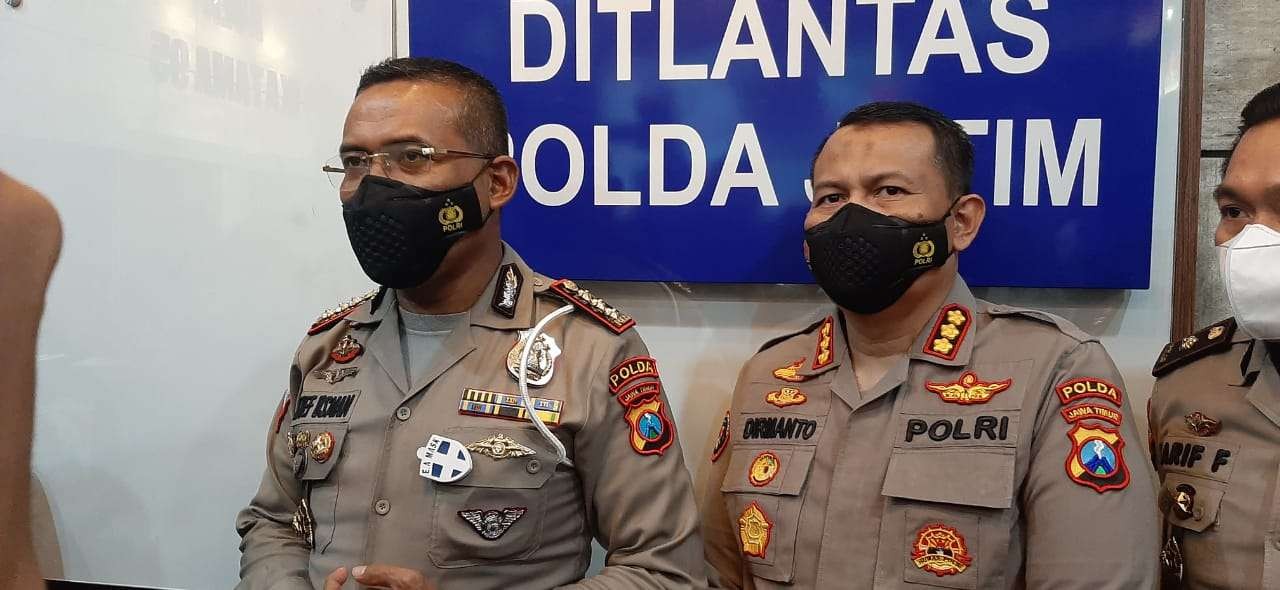 Dirlantas Polda Jatim, Kombes Pol Latief Usman (kiri). (Foto: Ist)