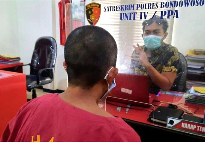 Bapak di Bondowoso Jawa Timur yang tega menyetubuhi anak kandung sendiri diperiksa intensif penyidik Unit PPA Satreskrim Polres Bondowoso.(foto:guido/ngopibareng)