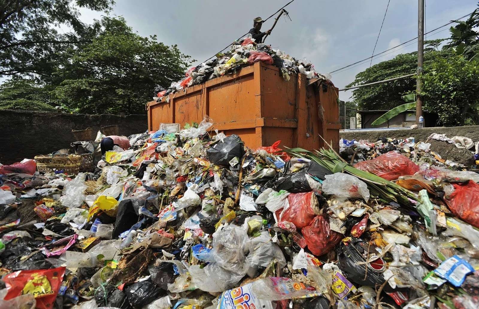 Ilustrasi bahaya sampah plastik bagi kesehatan dan lingkungan. (Foto: Istimewa).