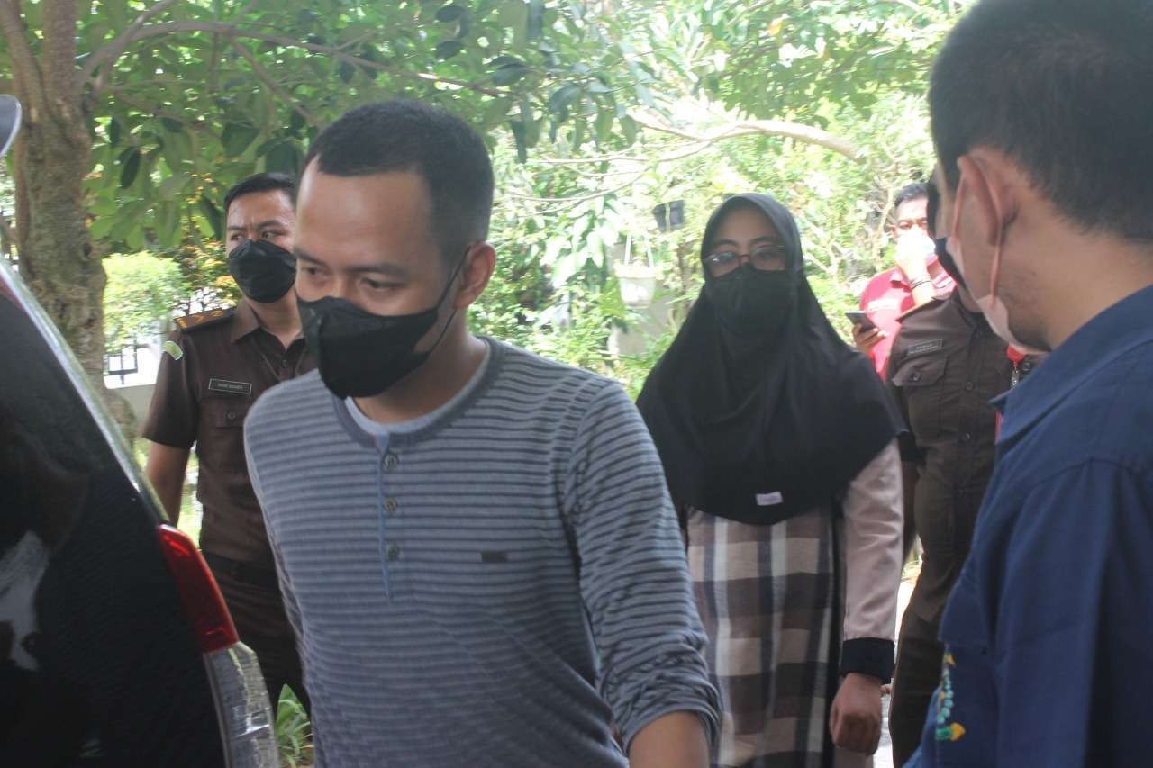 Oknum anggota pasutri anggota Polres Blora, tersangka dugaan kasus korupsi Rp3 miliar hendak memasuki mobil tahanan. (Foto: Ahmad Sampurno / Ngopibareng.id)