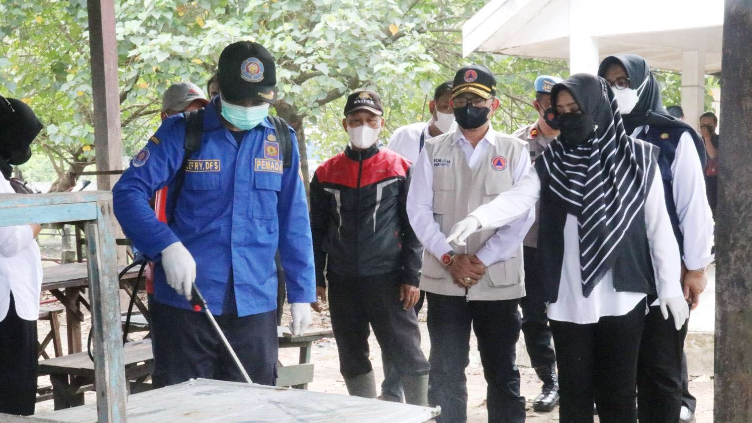 Bupati Mojokerto saat memimpin langsung sterilisasi pasar hewan.(Foto: Dokumentasi Kominfo)