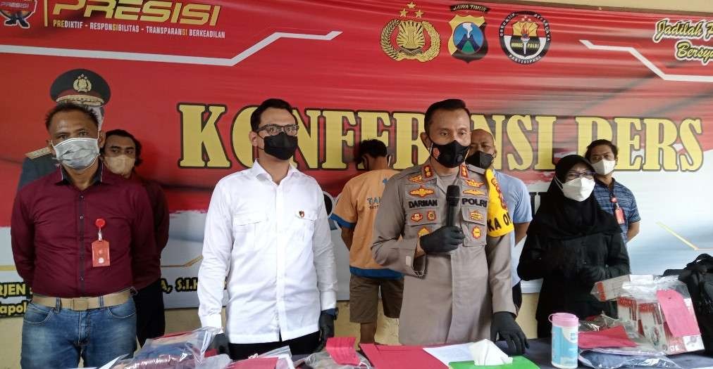 Kapolres Tuban didampingi Kasatreskrim dalam Konferensi Pers di Mapolres setempat (Khoirul Huda/Ngopibareng.id)