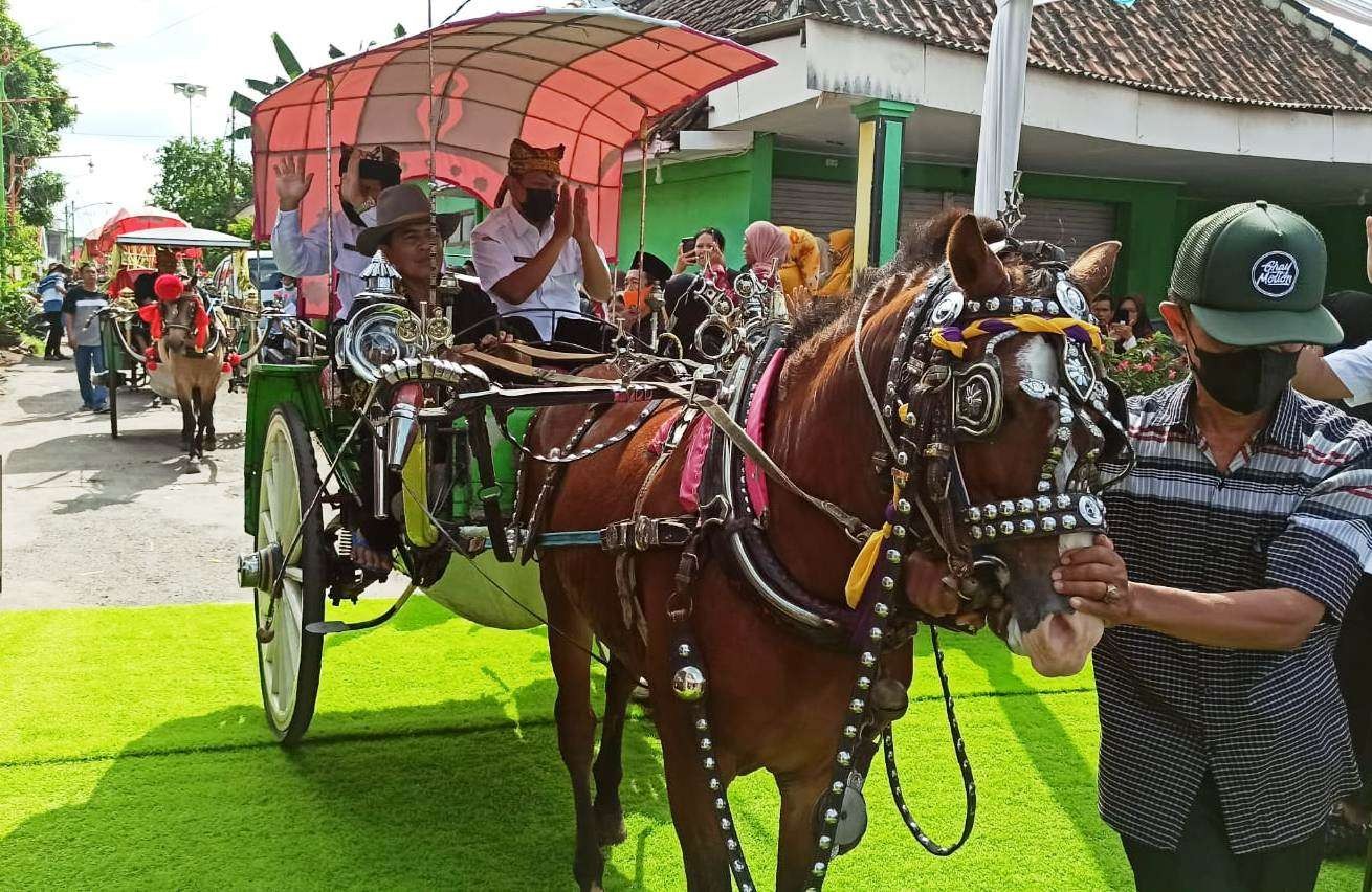 Pemberangkatan pawai dokar dalam tradisi Puter Kayun Masyarakat Kelurahan Boyolangu, Banyuwangi (foto:Muh Hujaini/Ngopibareng.id)