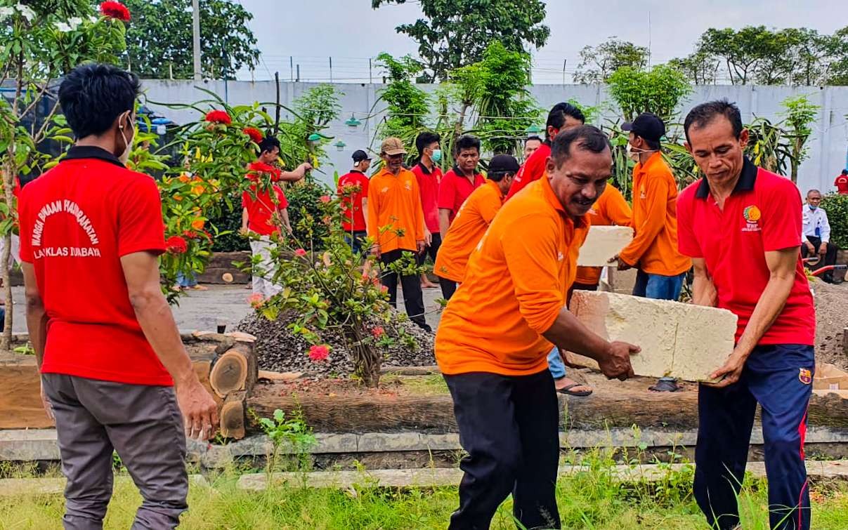 Narapidana Lapas Porong kerja bakti membangun ruang pameran. (Foto: Aini Arifin/Ngopibareng.id)