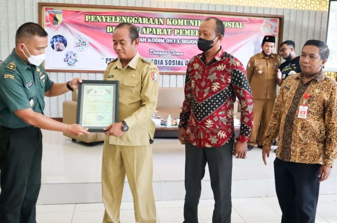 Kodim Bojonegoro memberikan penghargaan kepada 24 desa yang membentuk kampung Pancasila. (Foto: Dok Kodim Bojonegoro)