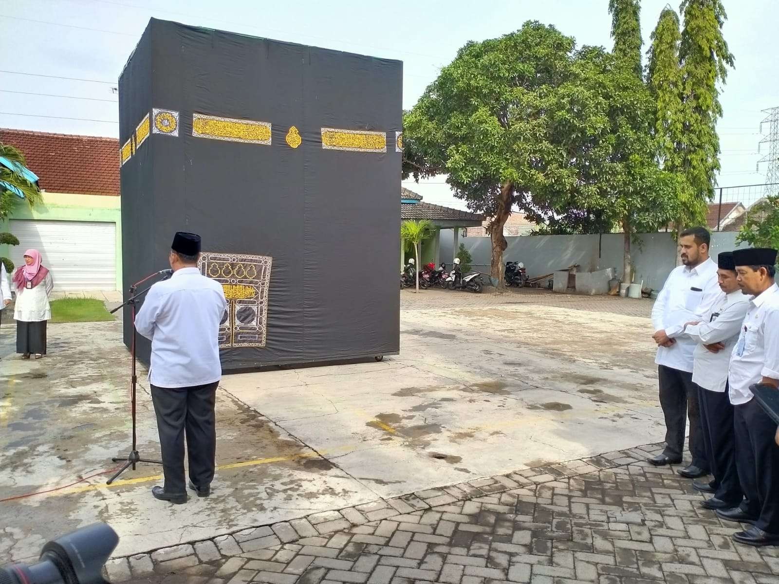 Miniatur Kakbah di Kantor Kemenag Kota Probolinggo yang biasa digunakan CJH ber-manasik haji. (Foto: Ikhsan Mahmudi/Ngopibareng.id)