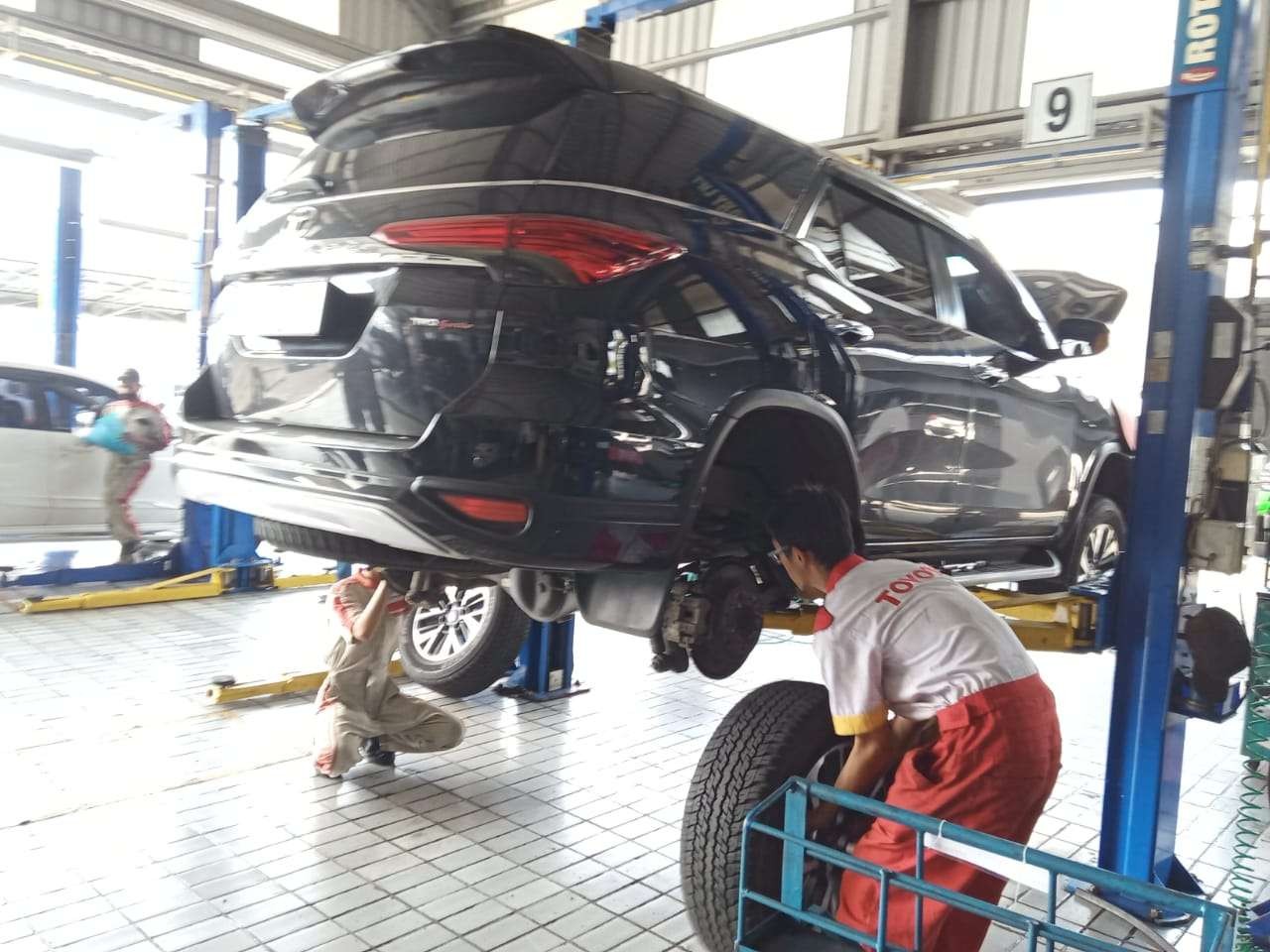 Pelayanan servis mobil di dealer Toyota Kartika Sari Malang (Foto: Lalu Theo/ngopibareng.id)