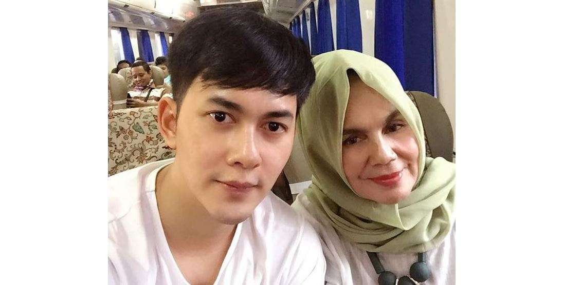 Foto kenangan Kiki Farrel bersama mama Dahlia semasa sehat. Ia sempat menemani putranya ikut ajang pencarian bakat menyanyi anak dan orangtua. (Foto: Instagram @kikifarrel_)