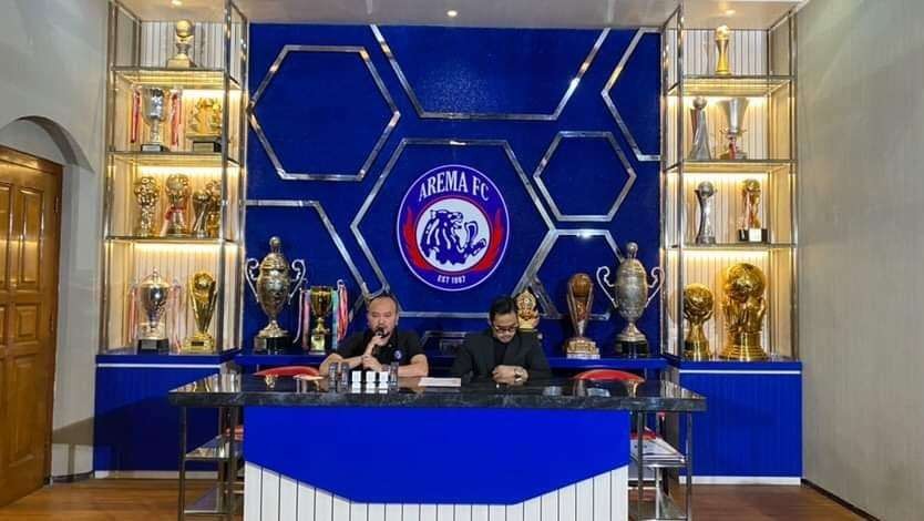 Manajer Arema FC, Ali Rifky (kanan) bersama Presiden Klub, Gilang Widya Pramana (kiri) saat berada di Kantor Singo Edan. (Foto: Lalu Theo/Ngopibareng.id)