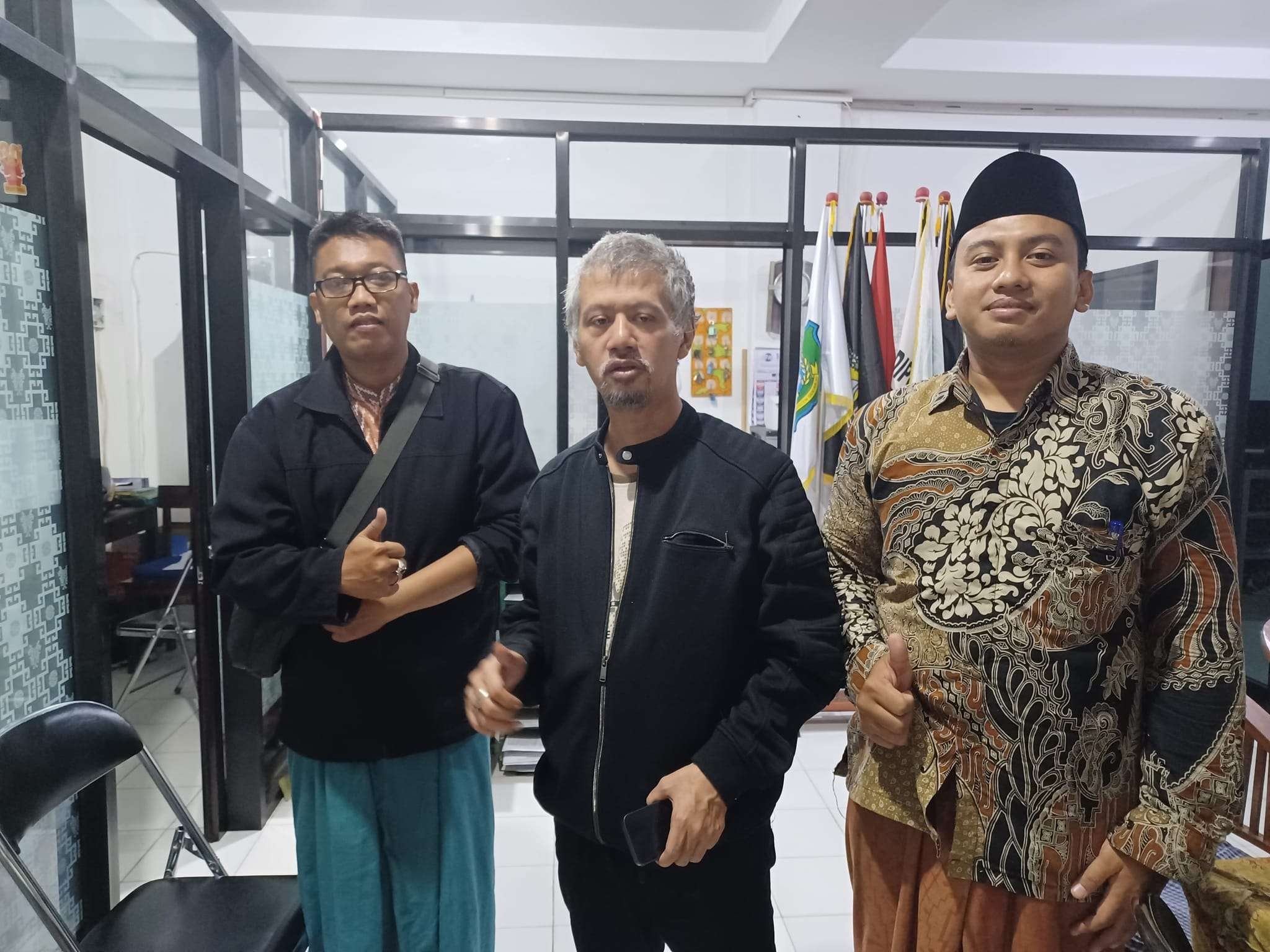 Mochammad Fuad Nadjib, SMK Diponegoro Sidoarjo, bersama Gus Nafi (Gus Ahmad Tuhfatun Nafi'), Putra KH. Zamroji Pengasuh Pondok Pesantren Sapu Jagad Kencong Kediri. (Foto: akun fb m fuad nadjib)