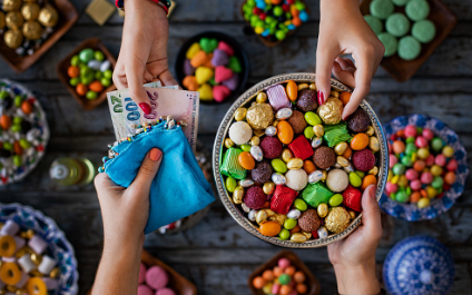 Lebaran identik dengan baju baru, kue dan juga uang saku bagi anak-anak. (Foto: unsplash)