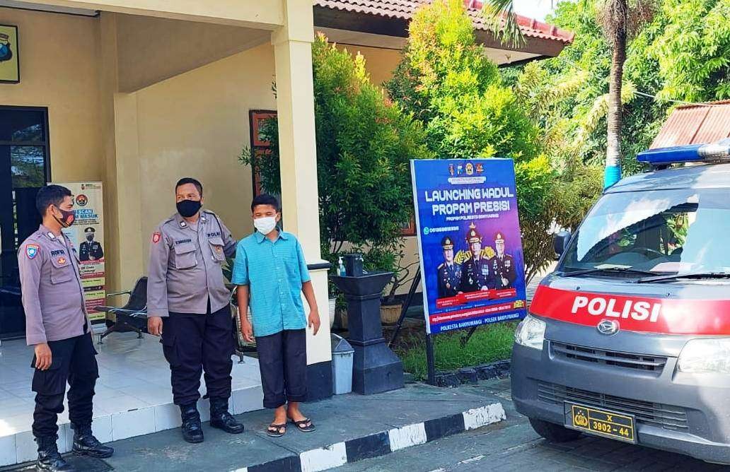 Petugas Polsek Banyuwangi hendak mengantarkan bocah yang ditemukan di pantai Boom ke Dinas Sosial Banyuwangi (foto: istimewa)