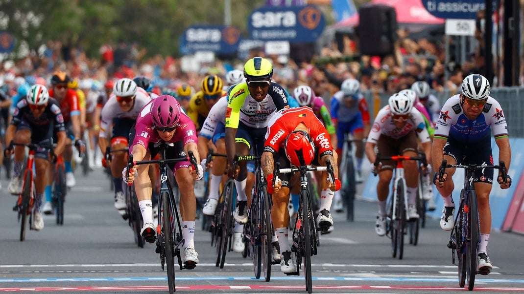 Arnaud Demare beradu sprint dengan Caleb Ewan dan akhirnya ditentukan oleh photo finish