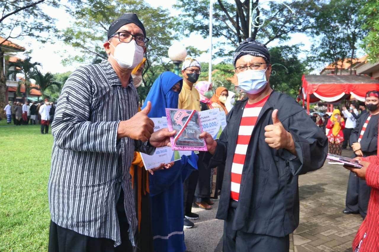 Gus Ipul menyerahkan hadiah di upacara Hari Pendidikan Nasional. (Foto: Laily/ngopibareng)