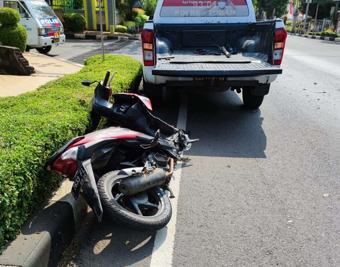 Kondisi motor Honda Beat rusak setelah terlibat kecelakaan lalulintas (dok. Satlantas Polres Tuban)