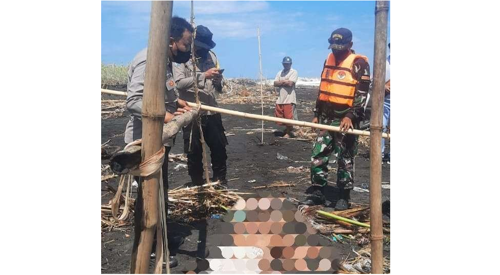 Polisi bersama TNI dan warga di lokasi penemuan mayat. (Foto: Istimewa)