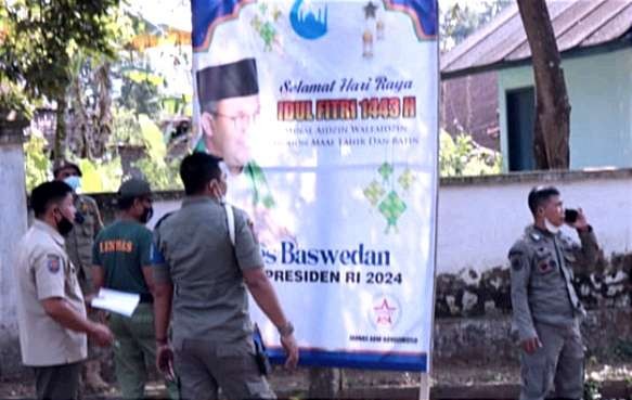 Baliho ucapan selamat Idul Fitri 1443 H bergambar Anies Baswedan menuju Presiden RI 2024 dicopot Satpol PP Bondowoso, karena tak berizin.(foto:guido) ngopi bareng.id)