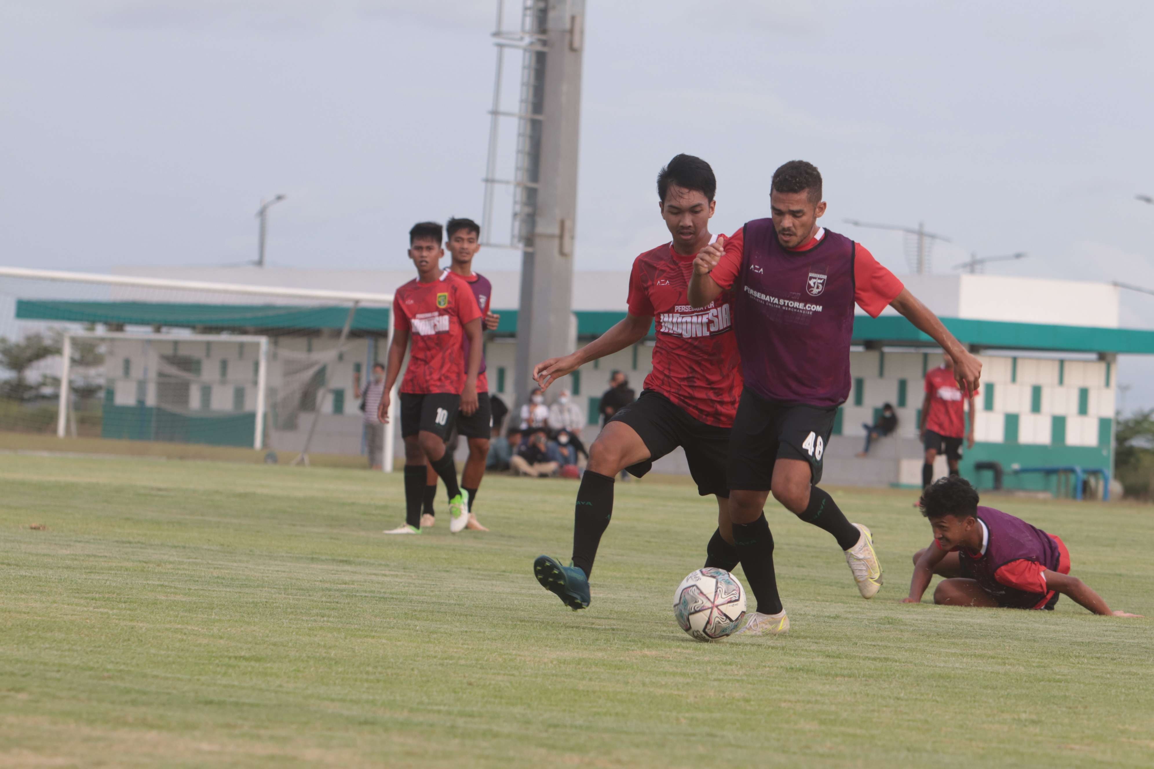 Pemain Persebaya bersama pemain trial menjalani latihan di Stadion Gelora Bung Tomo, Surabaya. (Foto: Fariz Yarbo/Ngopibareng.id)