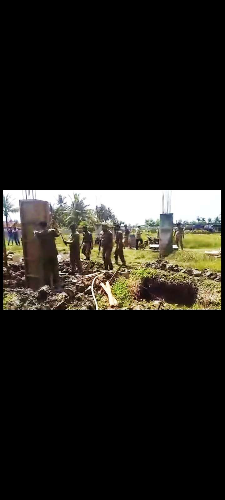 Petugas Satpol PP Bireuen sedang membongkar tiang masjid Takwa yang dibangun warga Muhammadiyah (Foto: istimewa)