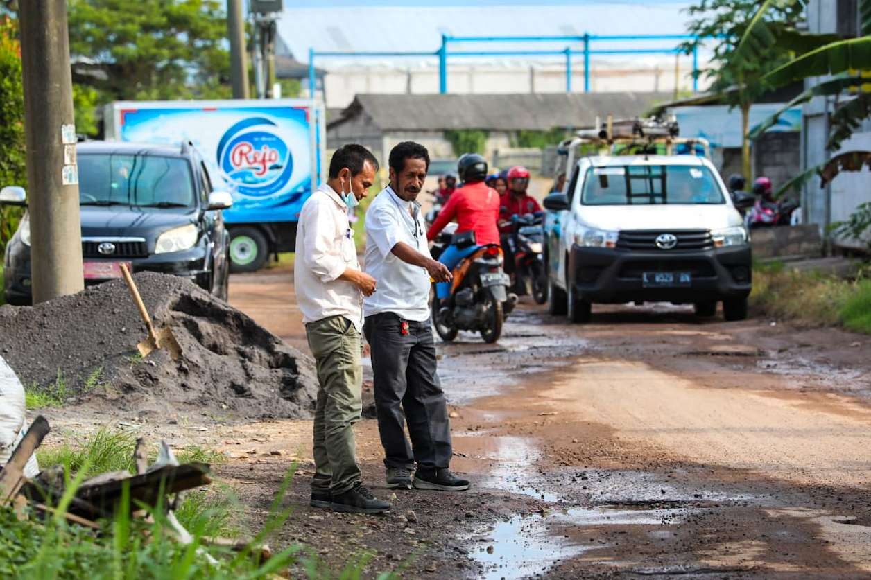 Jalan rusak di Kecamatan Tanggulangin, Sidoarjo, Jawa Timur. (Foto: Istimewa)