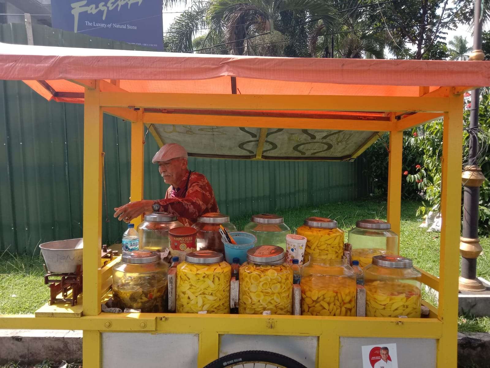 Hadi Sutejo menjajakan manisan buah dan sayuran di Jalan Besar Dempo, Kota Malang. (Foto: Lalu Theo/Ngopibareng.id)