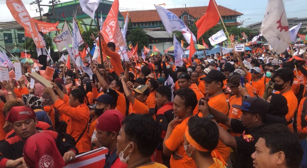 Massa Partai Buruh di depan Kantor DPRD Jatim (Foto: Andhi Dwi/Ngopibareng.id)