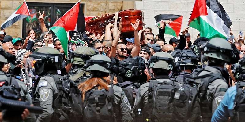 Kekerasan polisi Israel pada pelayat jenazah wartawan Al Jazeera yang tewas ditembak. (Foto: Reuters)