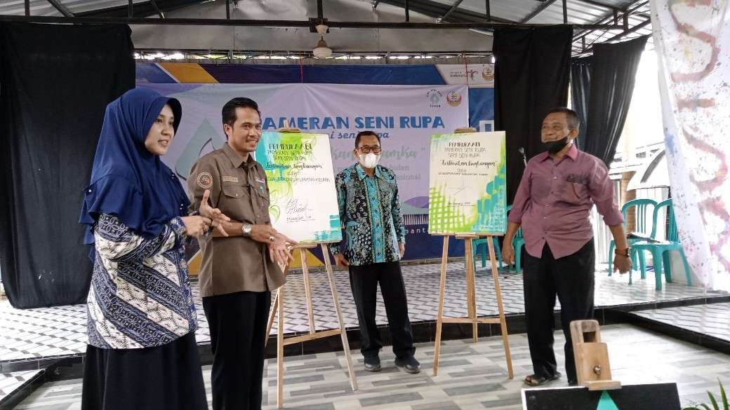 Pembukaan Pameran Karya Seni Rupa SMAN 3 Tuban di Pantai Kelapa. (Foto: Khoirul Huda/Ngopibareng.id)